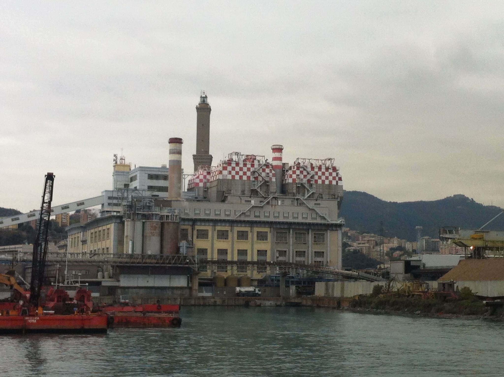 Lanterna e centrale enel