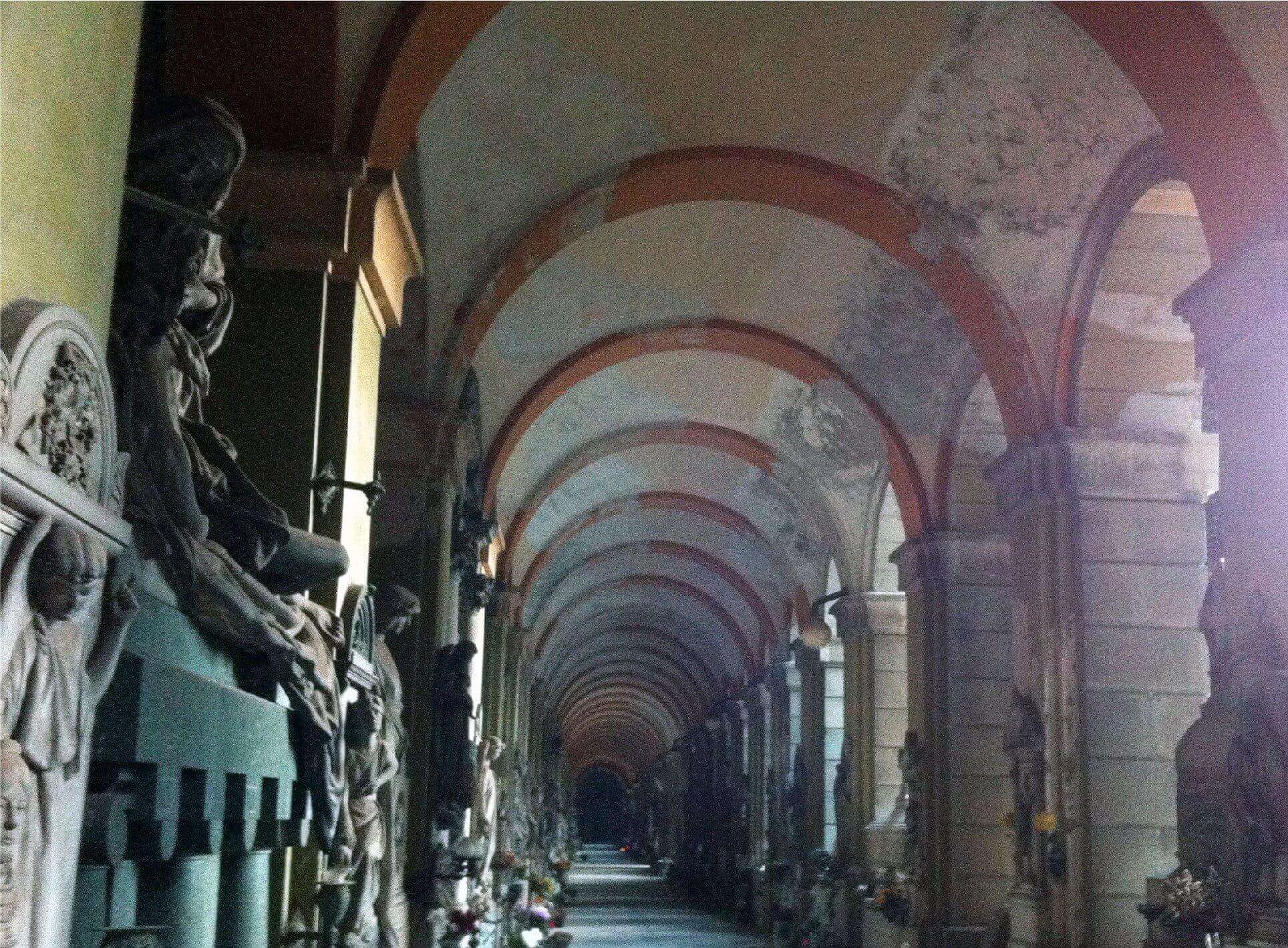 Porticato inferiore di Levante cimitero Staglieno