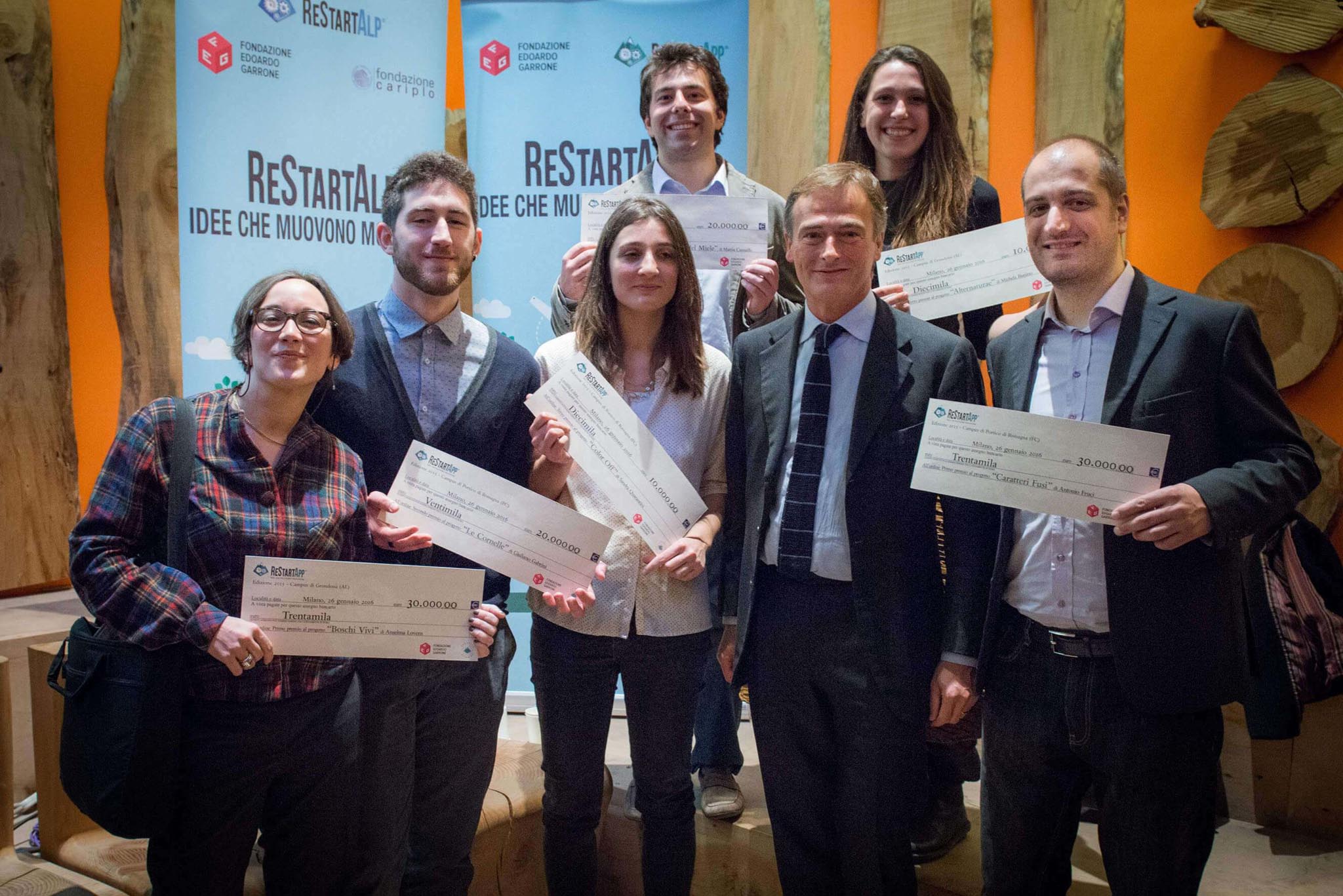 ReStartApp_i sei vincitori con Alessandro Garrone, presidente Fondazione Edoardo Garrone (1)