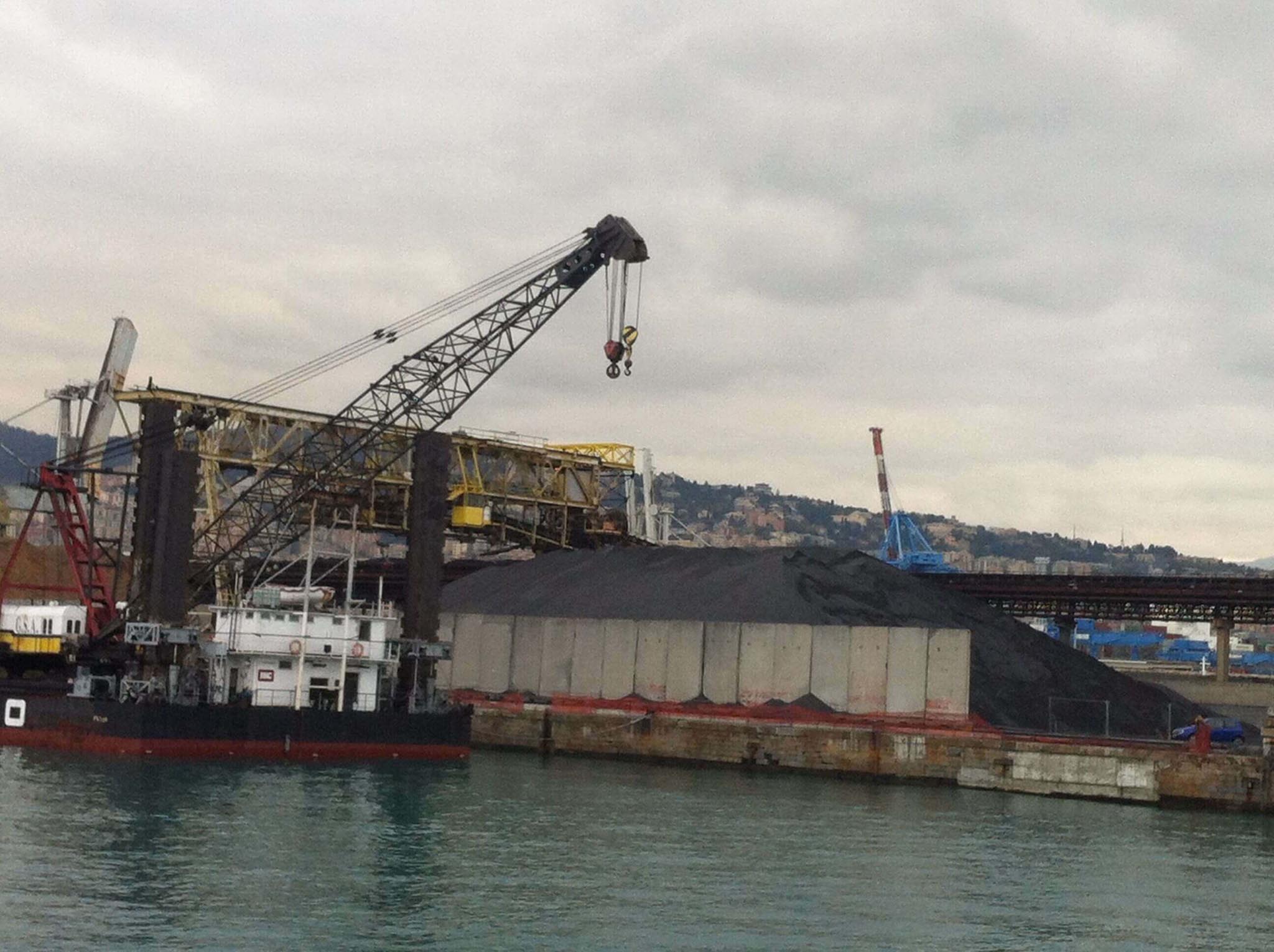 Terminal rinfuse porto di Genova1