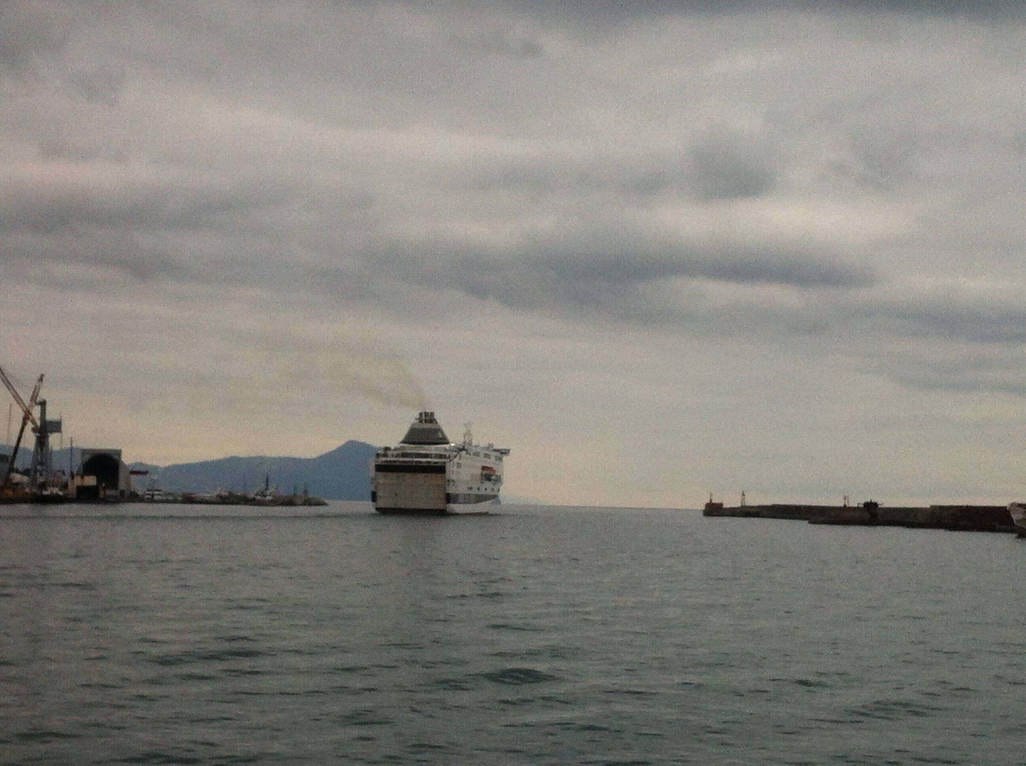Traghetto in uscita dal porto di genova