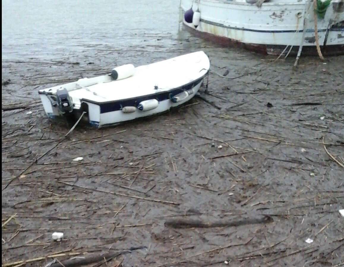 Sestri Levante, materiale in porto, acqua marrone