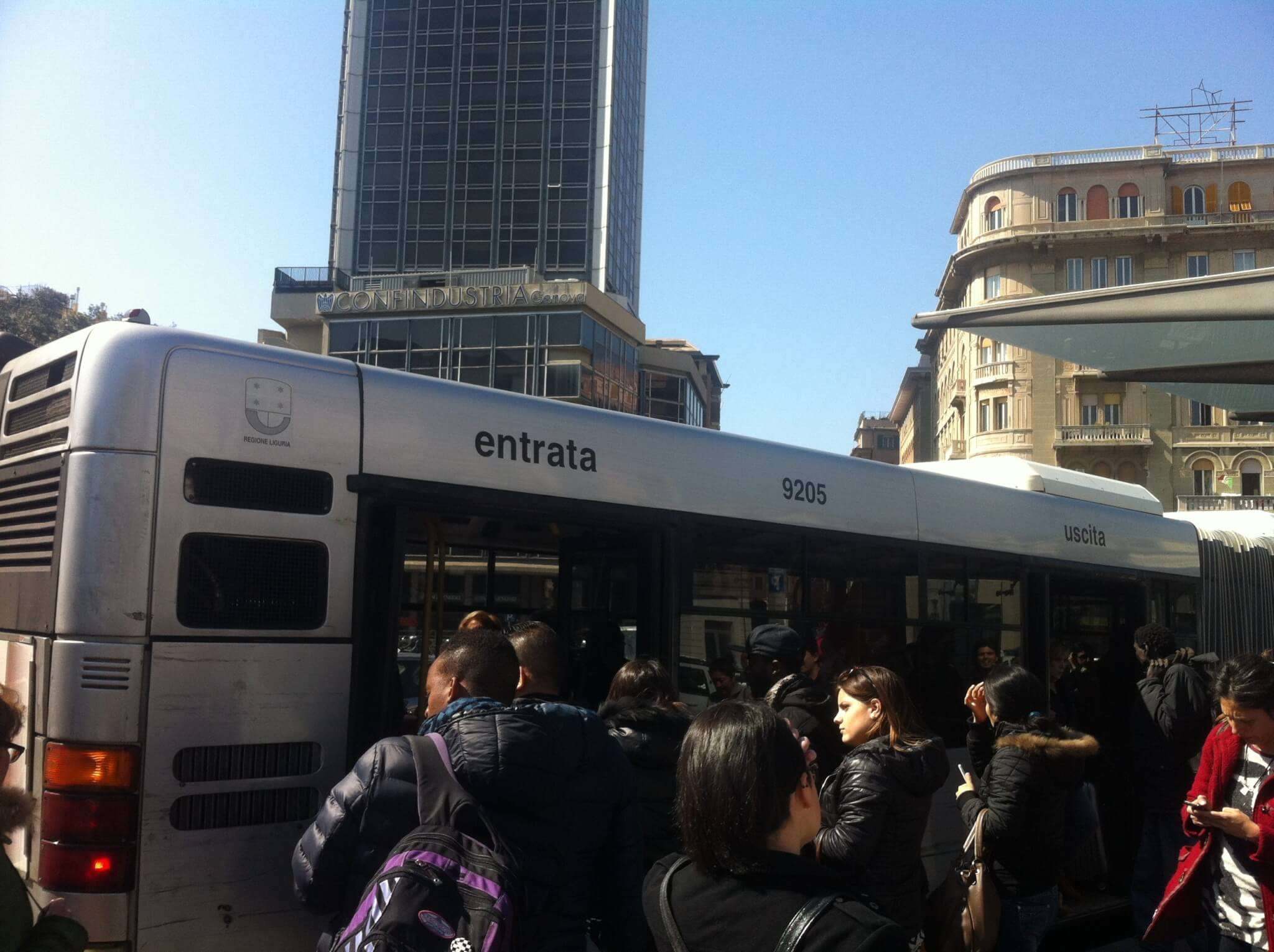 palazzo Confindustria Genova, autobus, amt, passeggeri