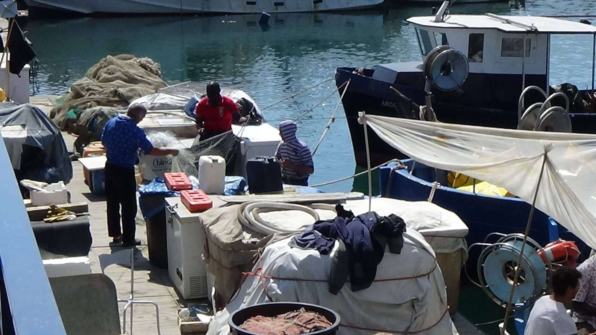 Pescatori sistemano le reti