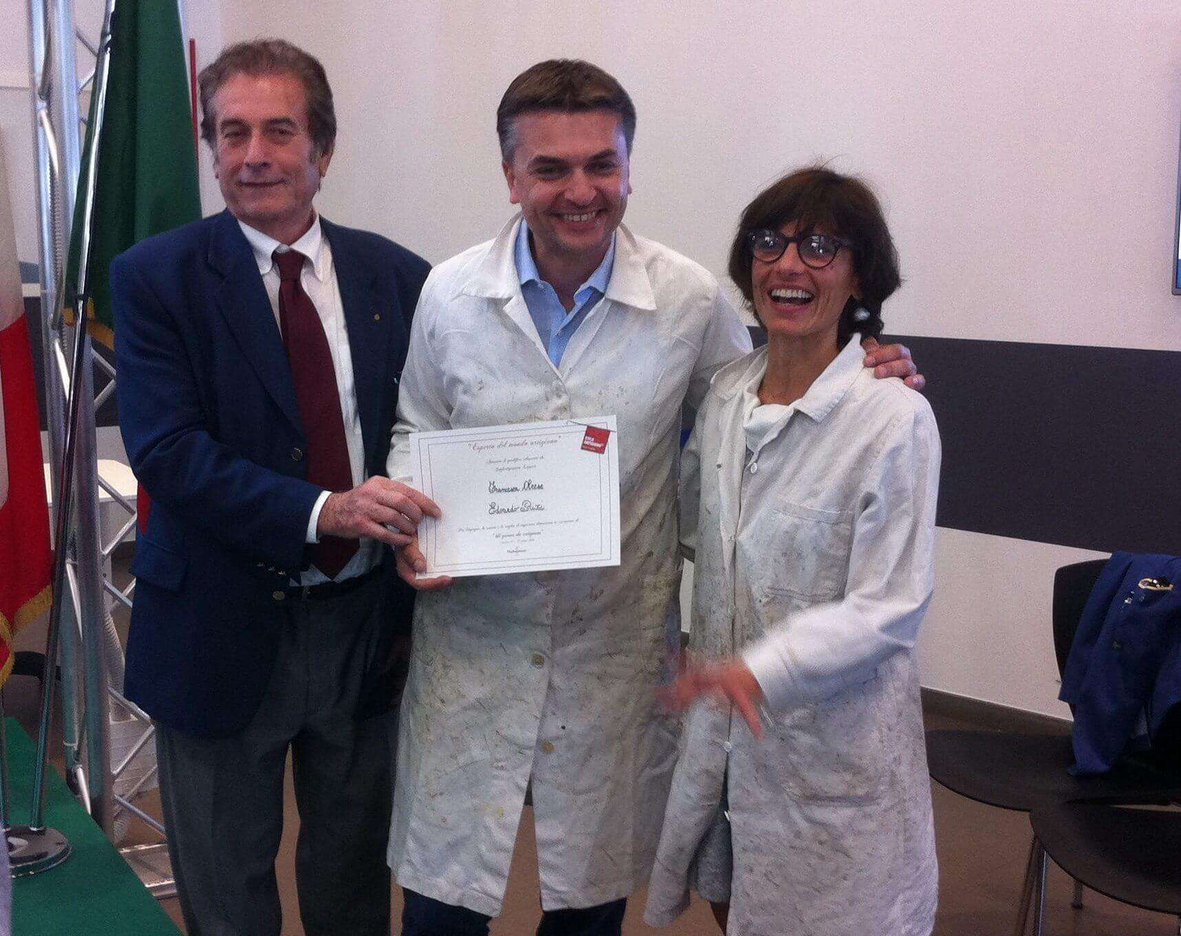 Edoardo Rixi riceve attestato da restauratore – clicca per ingrandire
