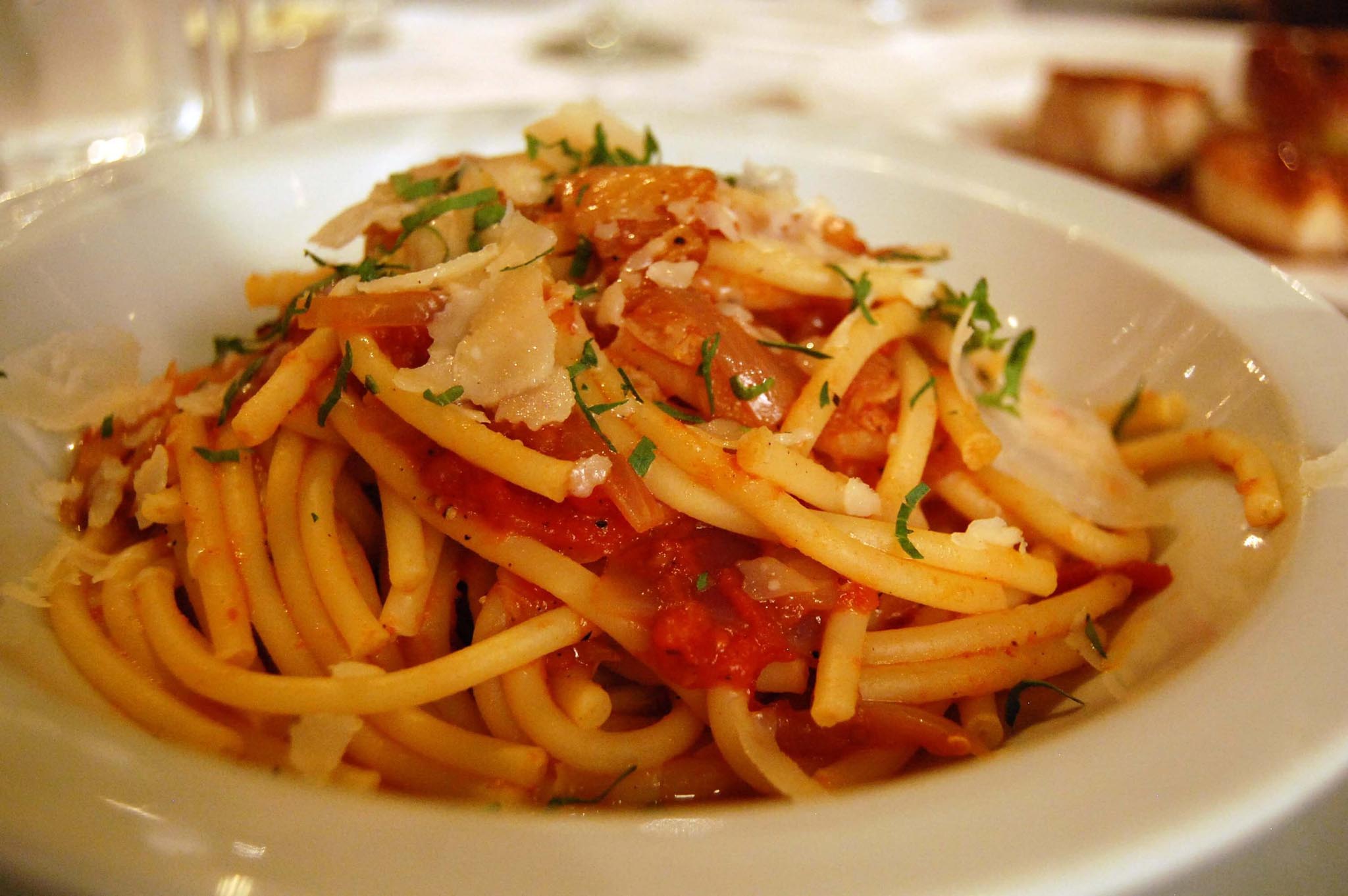 Bucatini amatriciana rossa)