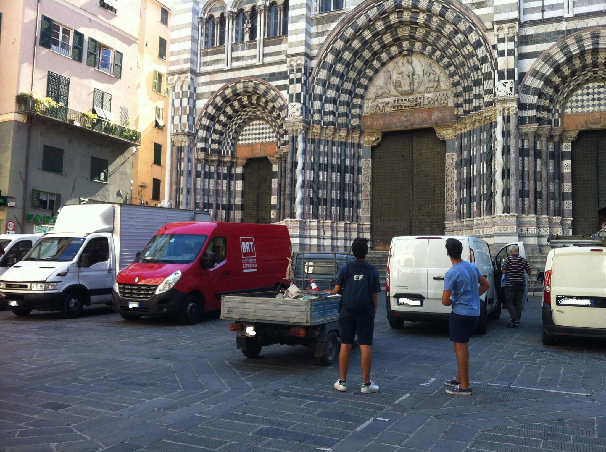 Cattedrale San Lorenzo con auto