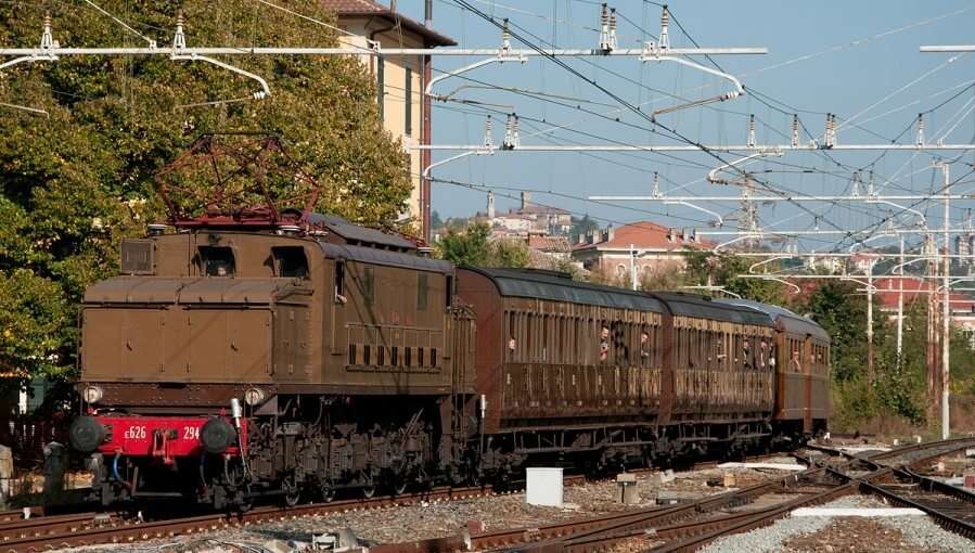 e-626-294-con-centoporte-e-corbellini-in-castano-isabella