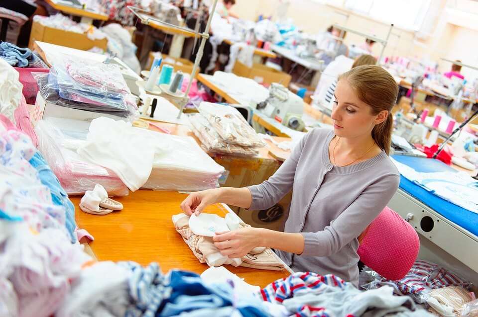 fabbrica-tessuti-donna-lavoro