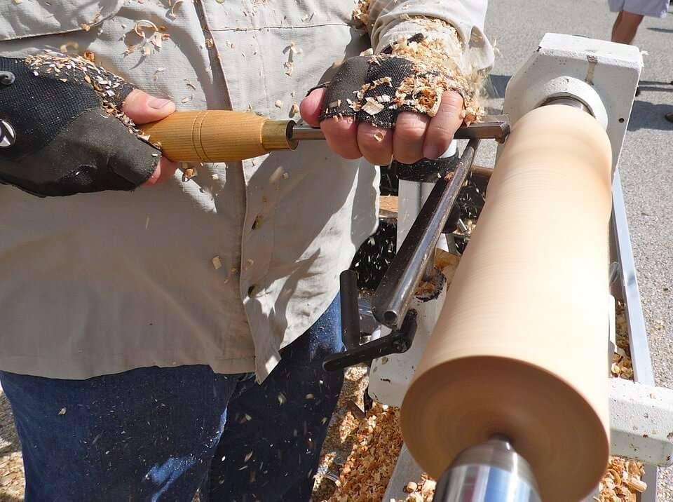 lavoro-falegname-artigiano-legno