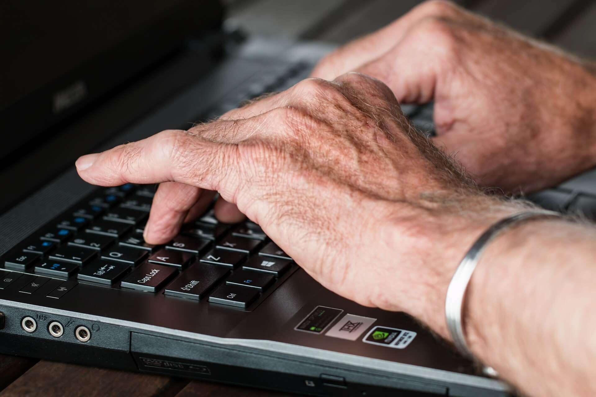 anziani internet mani digitare
