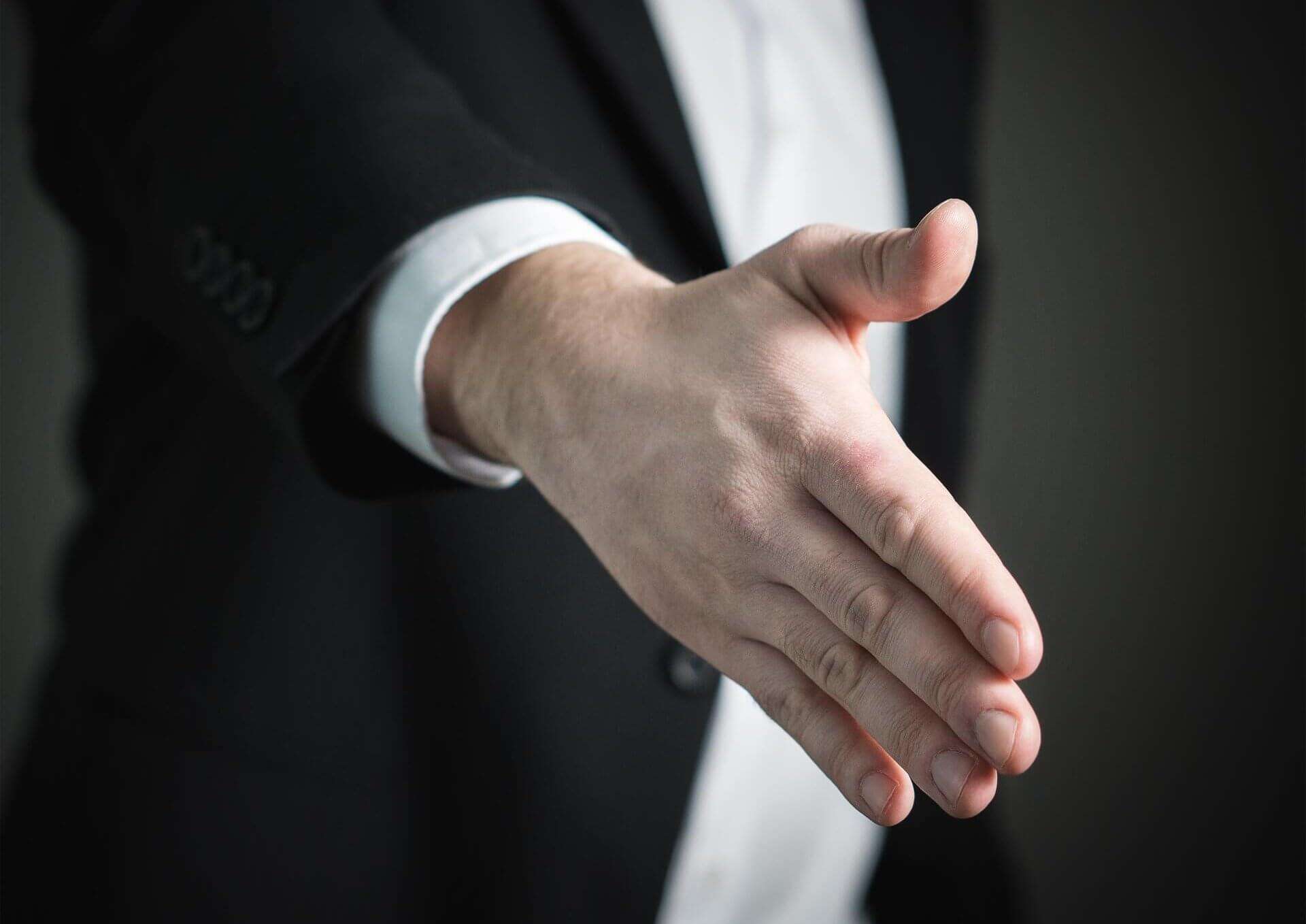 stretta di mano agente