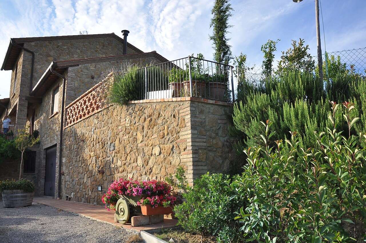 house-in-grape-farm-685040_1280