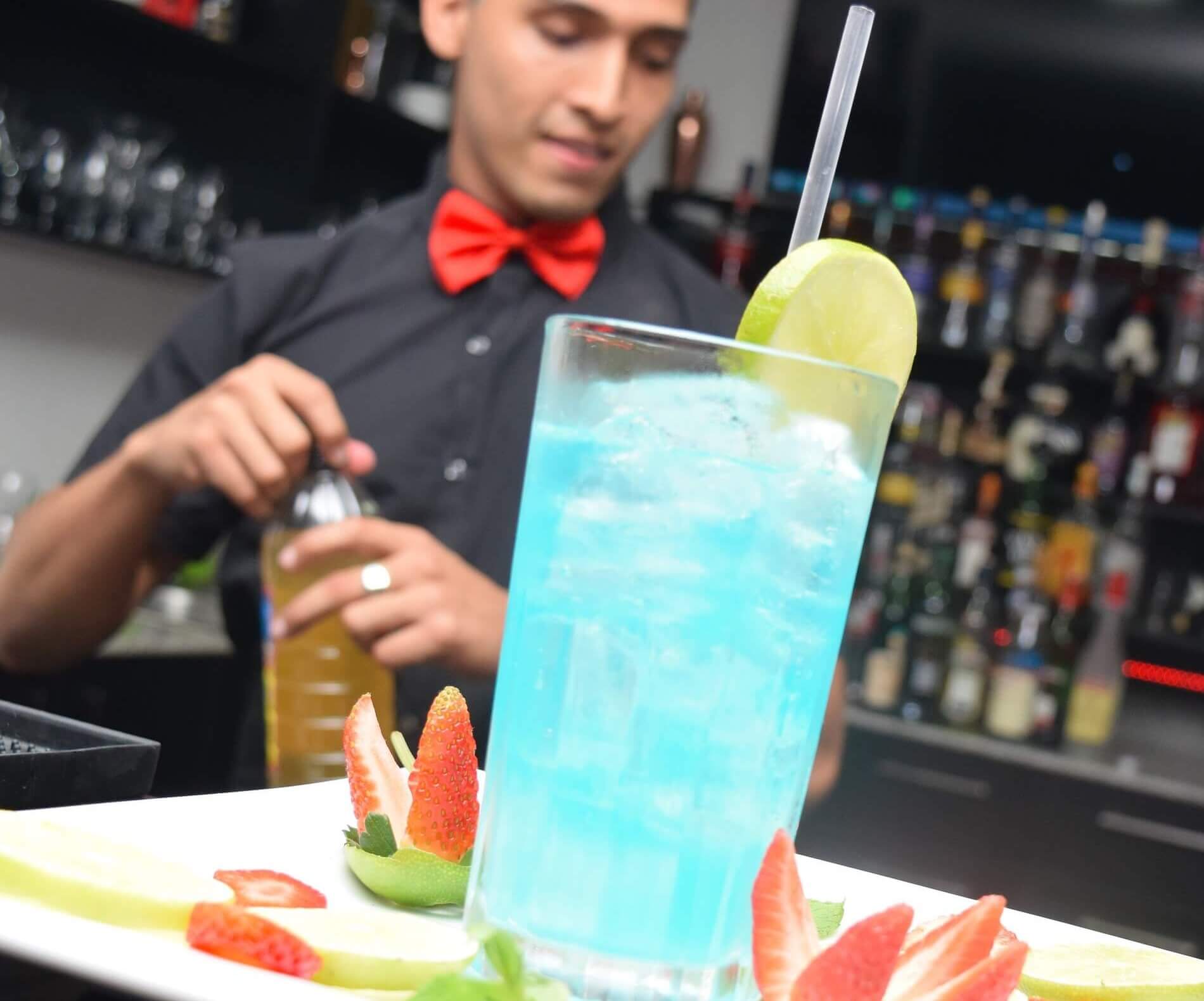 barman cocktail bar