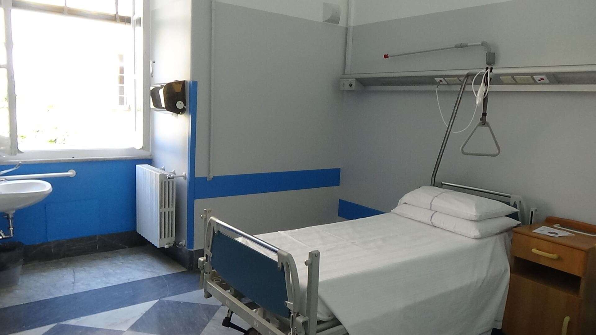stanza letto ospedale