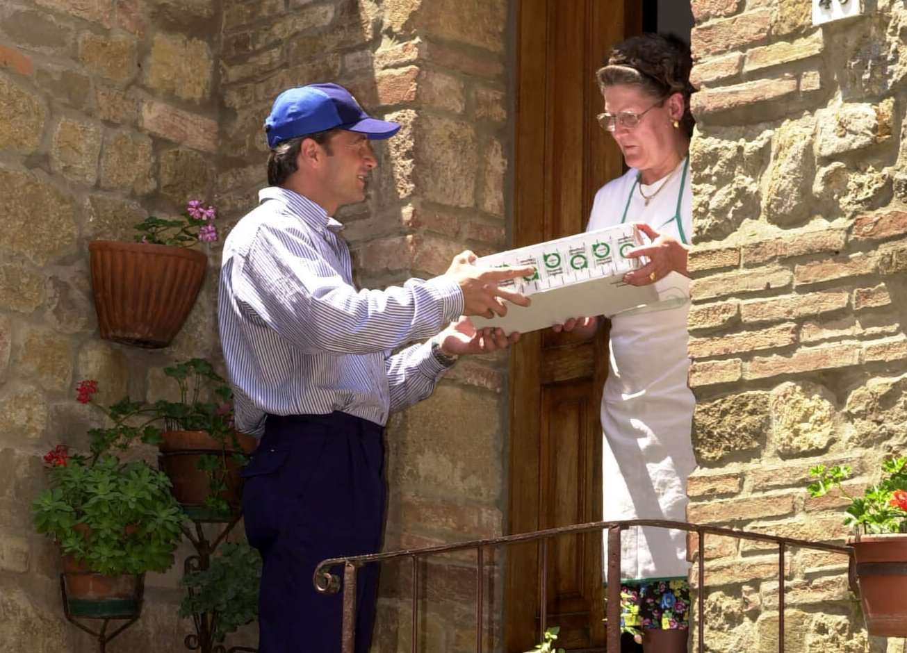 consegna pacchi postino