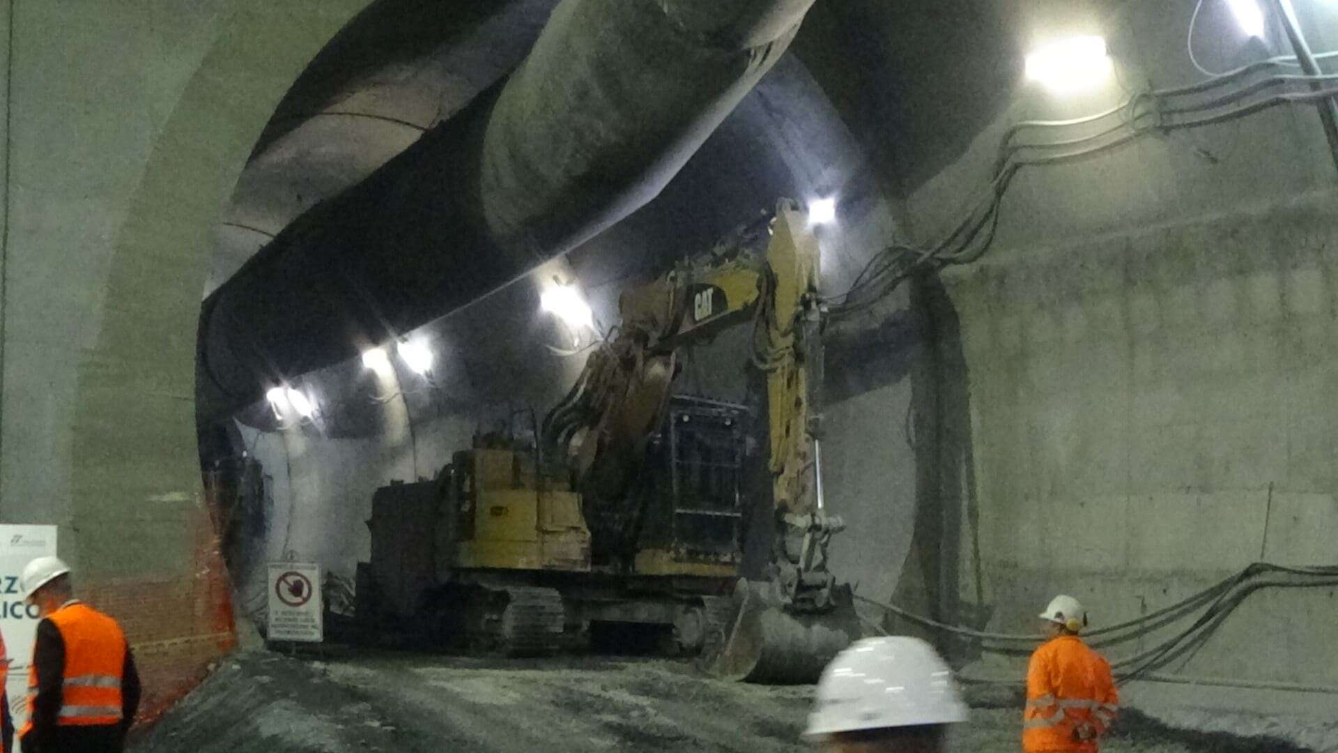 Terzo Valico, cantiere di Fegino, ruspa