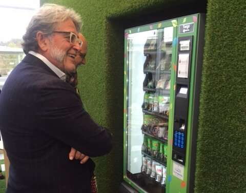 L’inaugurazione del distributore automatico