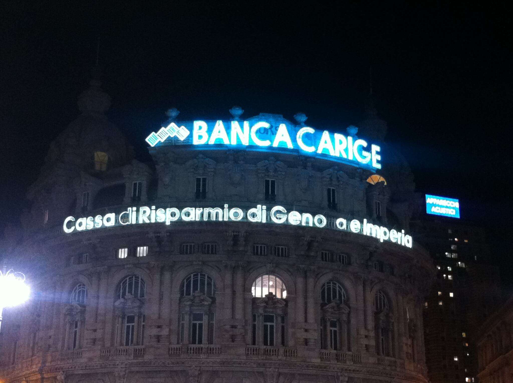 Banca Carige notturna