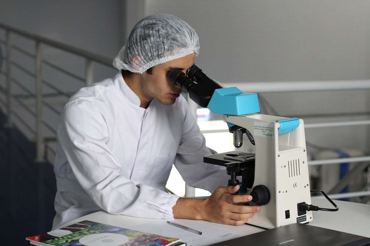 scienziato ricerca laboratorio