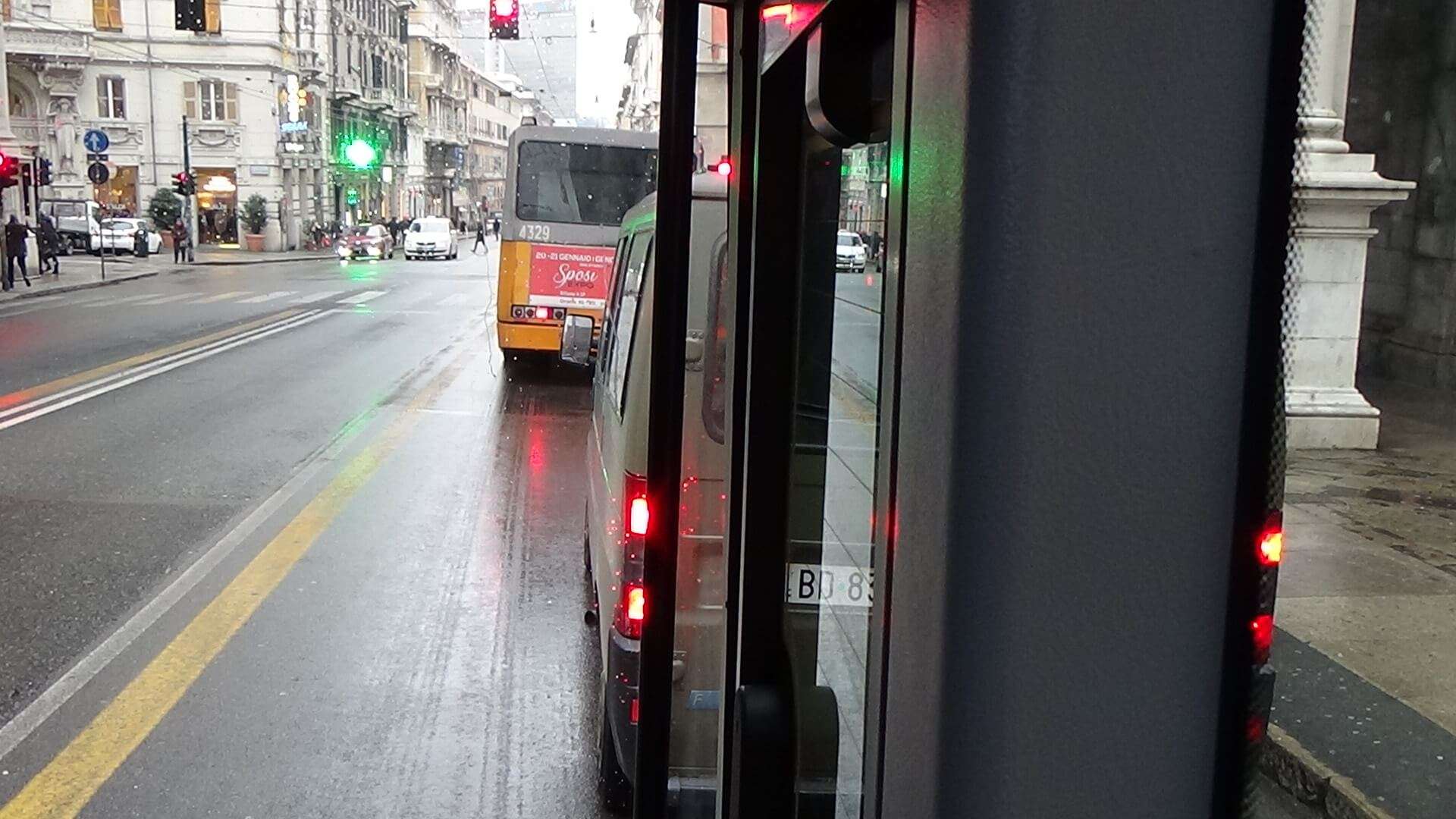 Coda, traffico in città, autobus