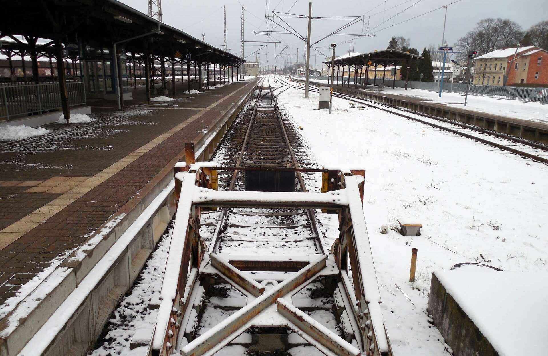 stazione ferroviaria treni neve