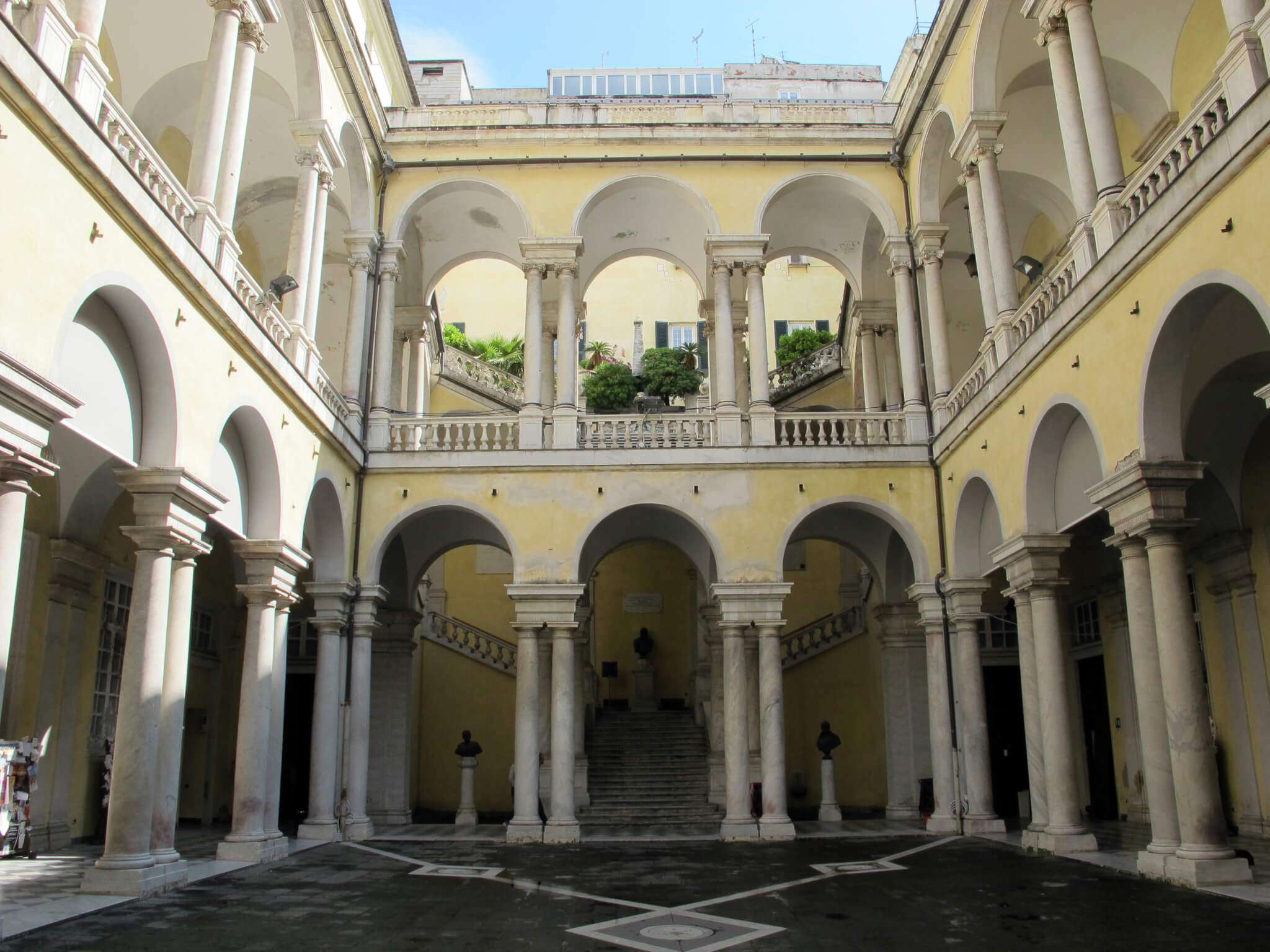 Genova,_palazzo_dell’università,_cortile_03