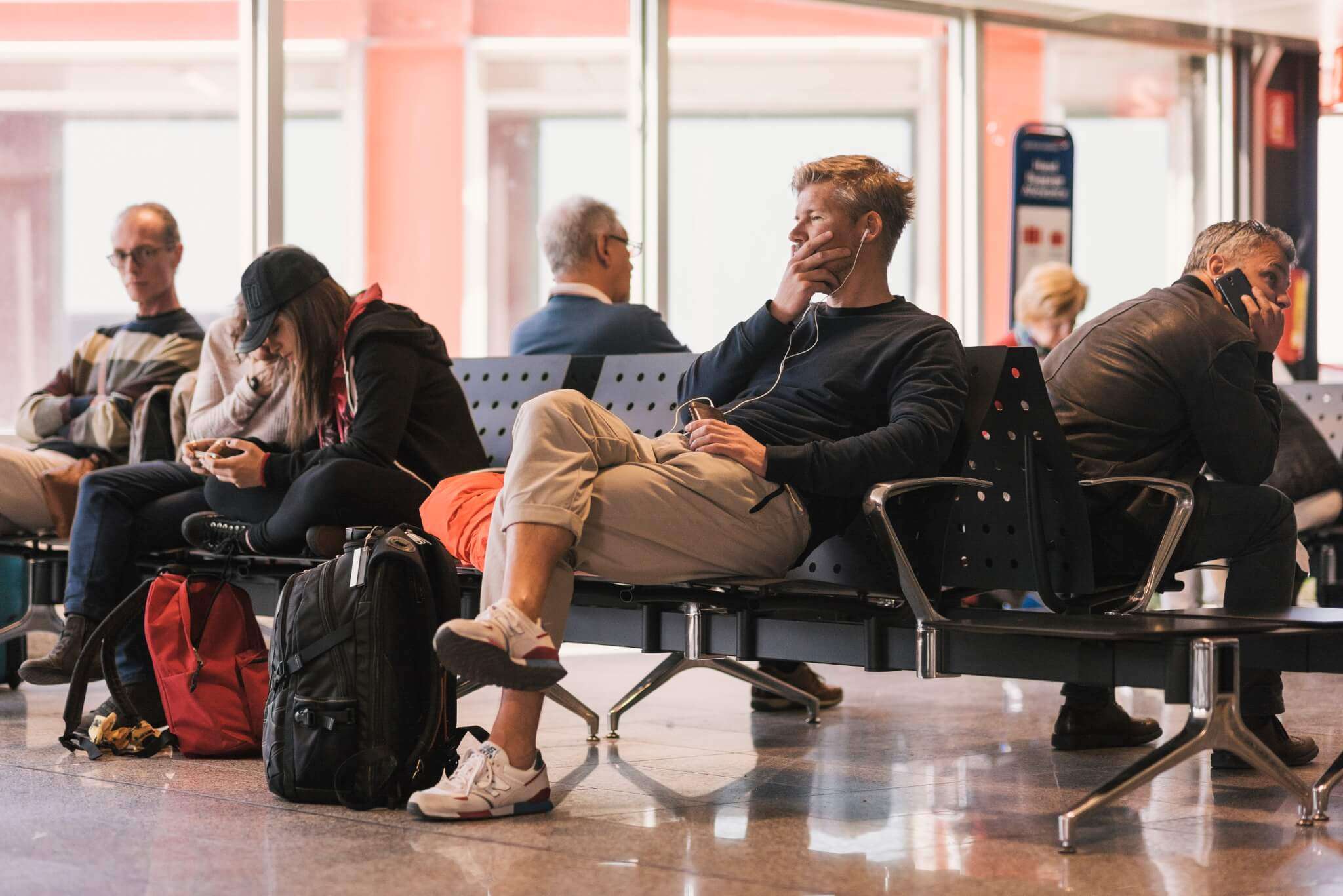 Passeggeri in aeroporto a Genova