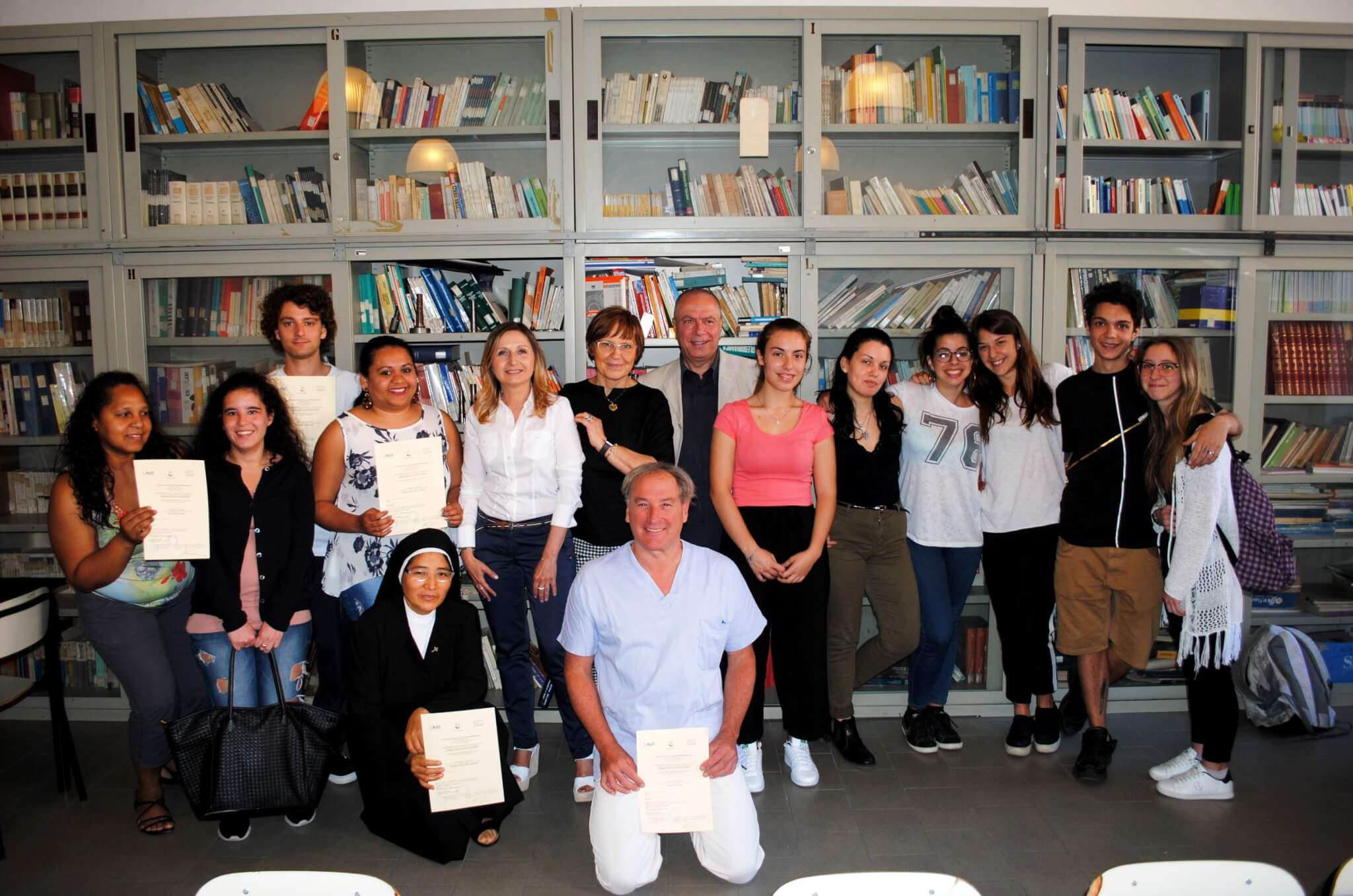 I nuovi Oss e i frequentanti del corso assieme a rappresentanti di Asl ed Einaudi-Chiodo oss