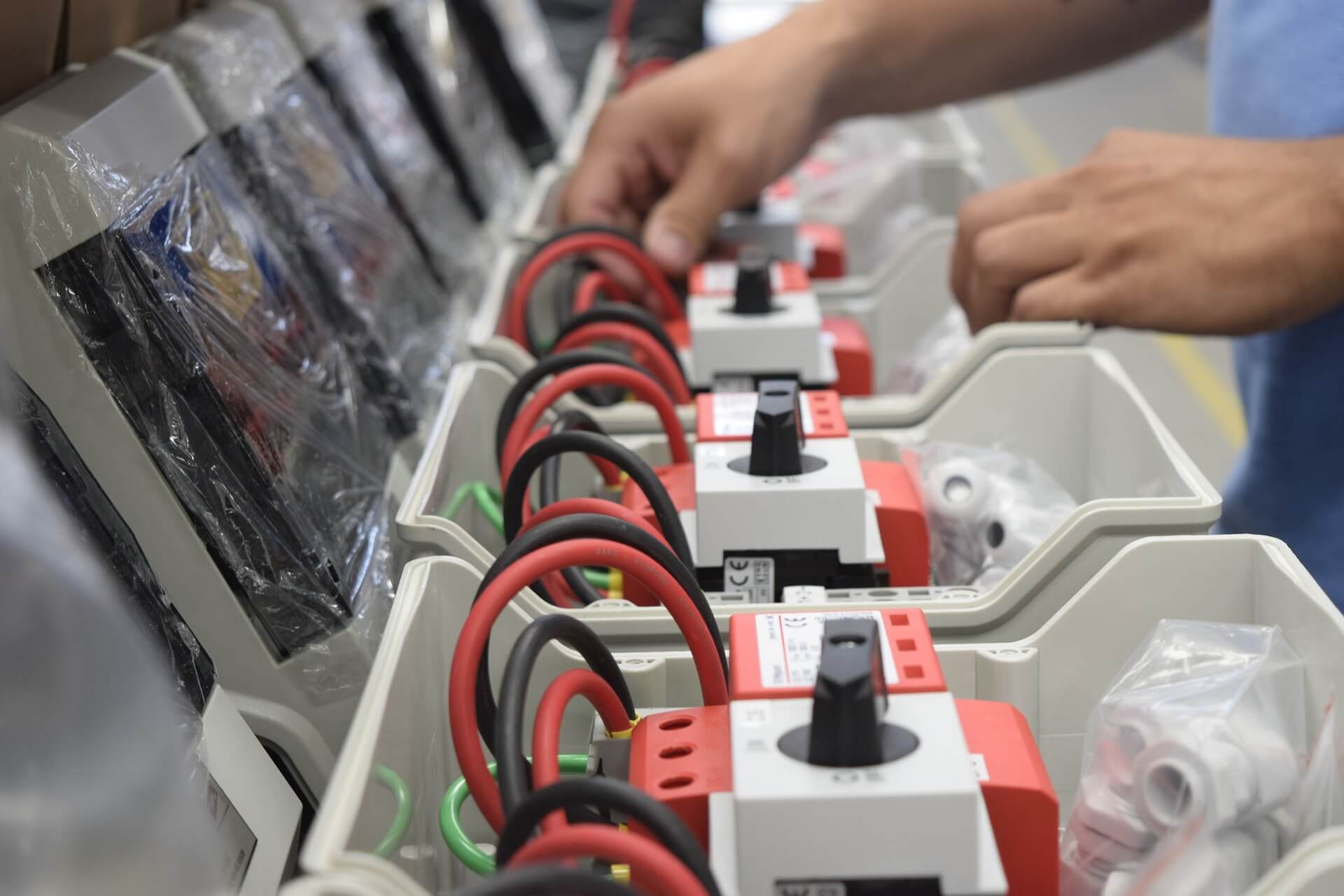automazione macchina elettricità lavoro operaio