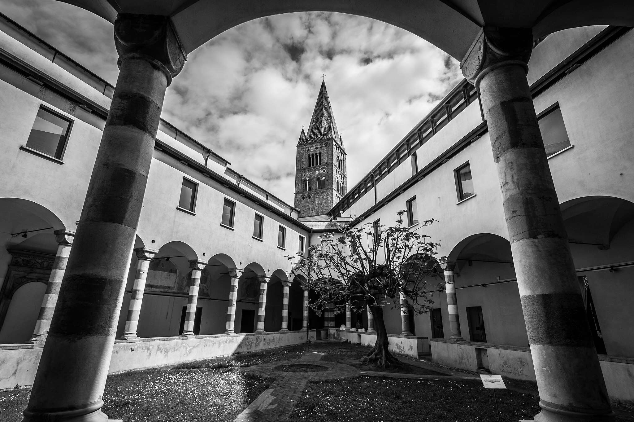 Il_chiostro_della_Chiesa_di_Sant’Agostino_a_Genova