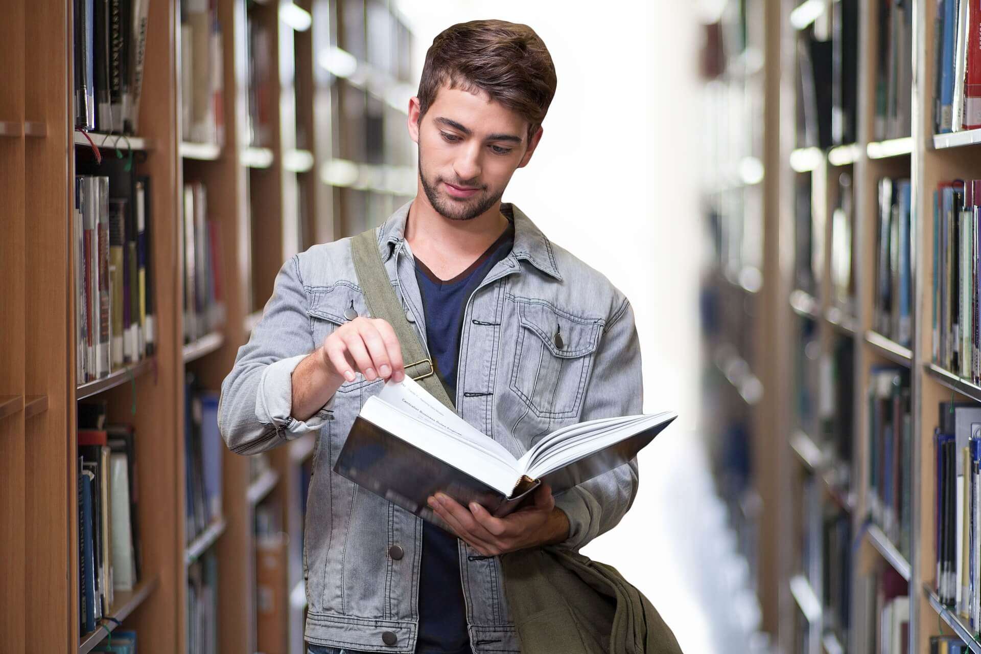 studente università lettura biblioteca