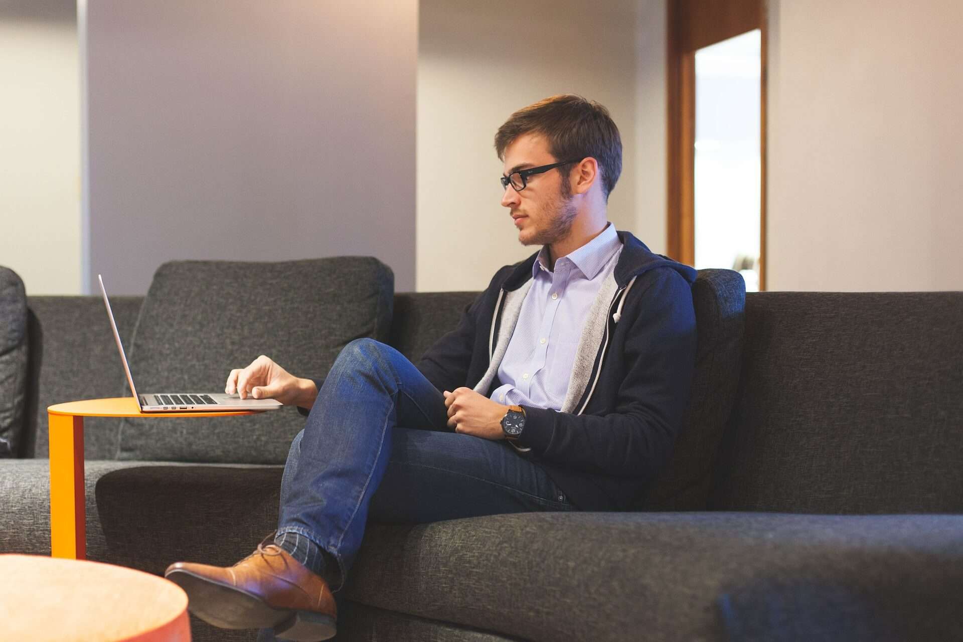 giovane imprenditore smart working lavoro startup
