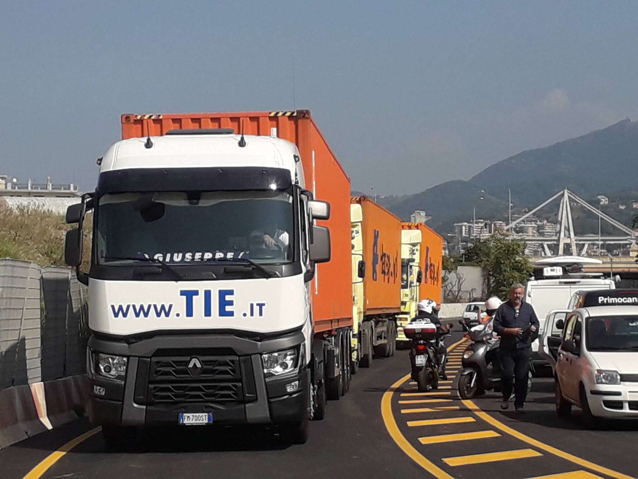 mezzi pesanti, tir, via della Superba