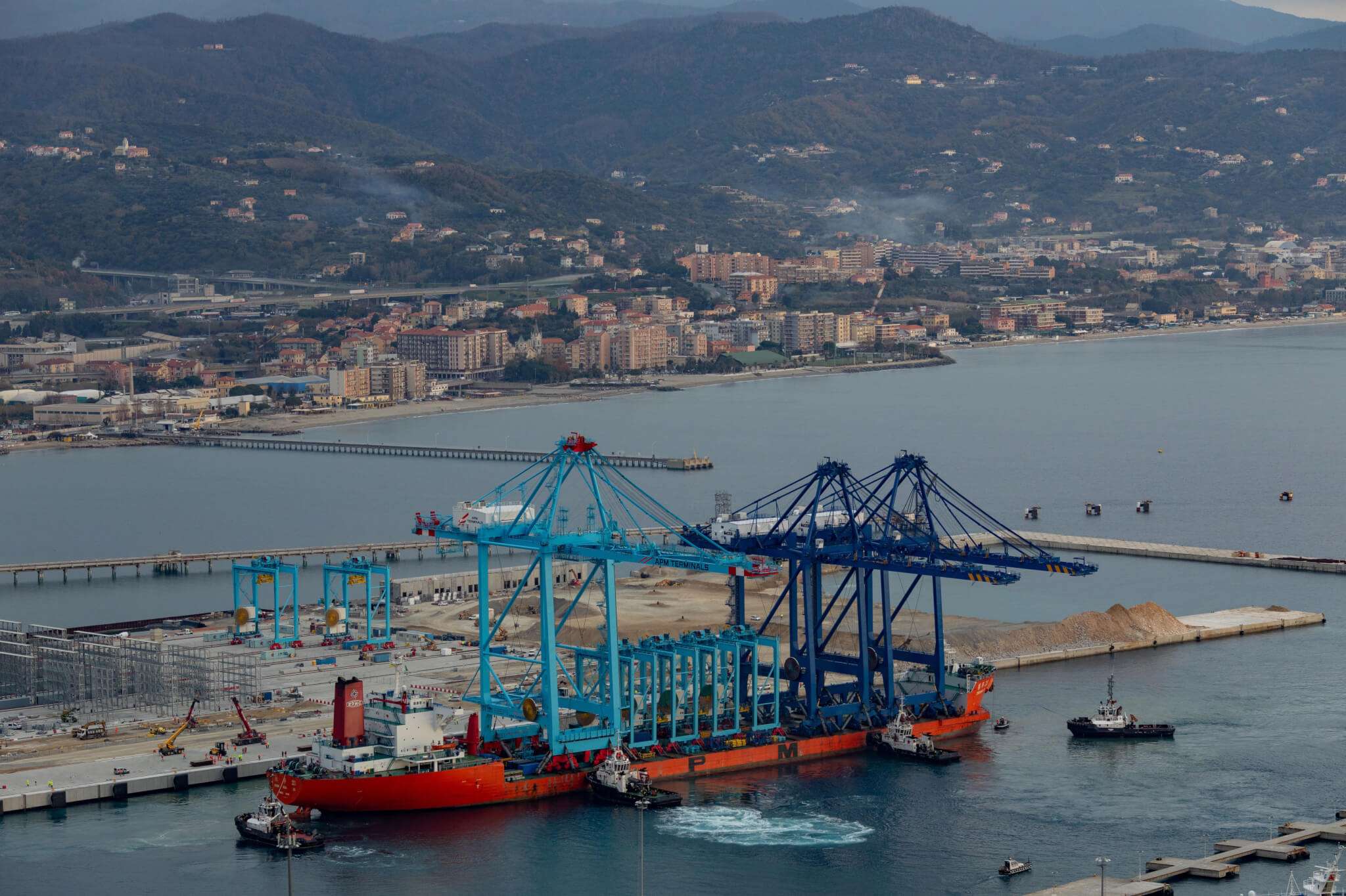 La nuova gru nel terminal di Vado Ligure (2)