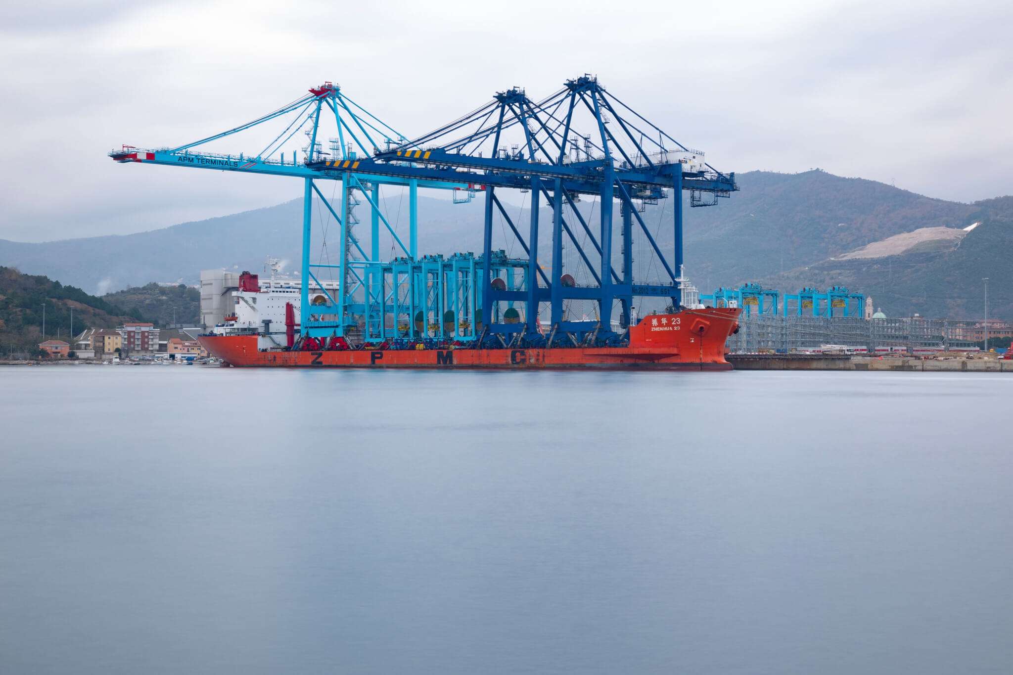 La nuova gru nel terminal di Vado Ligure (4)