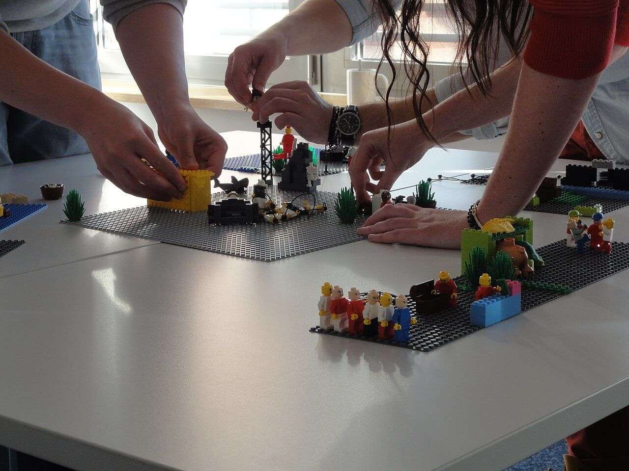 1280px-LEGO®_SERIOUS_PLAY®_Shared_Identity_Teamwork_Example
