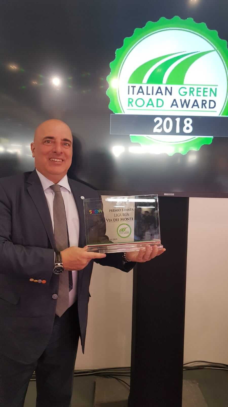 Gianni Berrino riceve il premio a Cosmo Bike