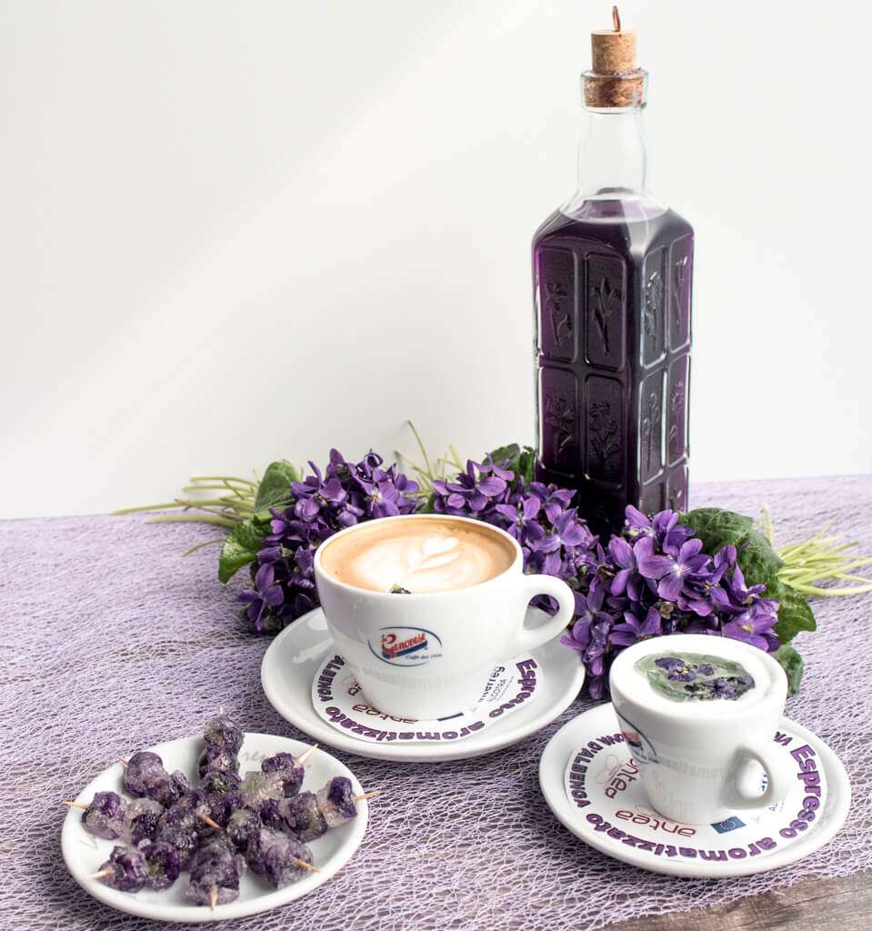 caffè con fiori eduli