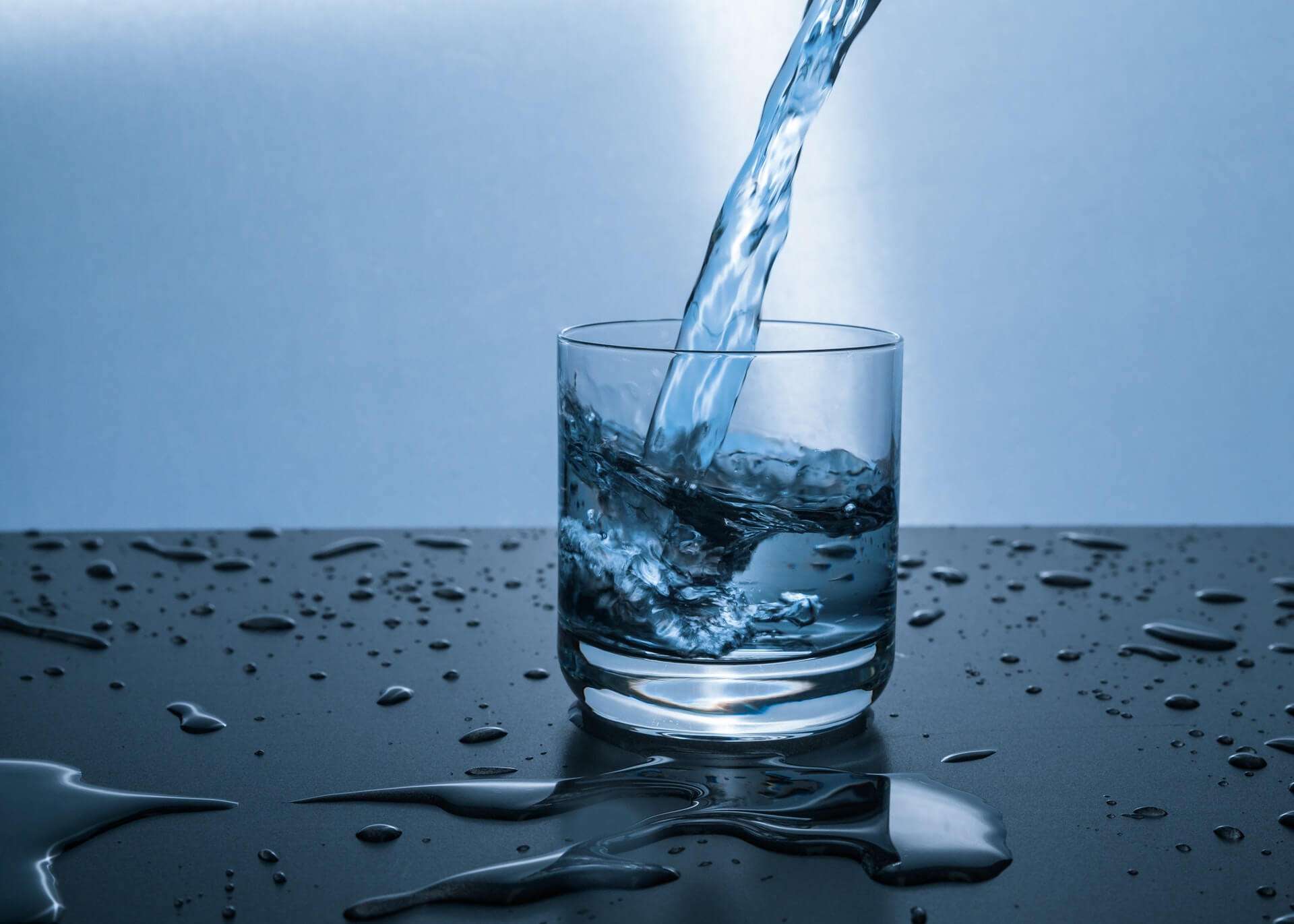 acqua bere bicchiere