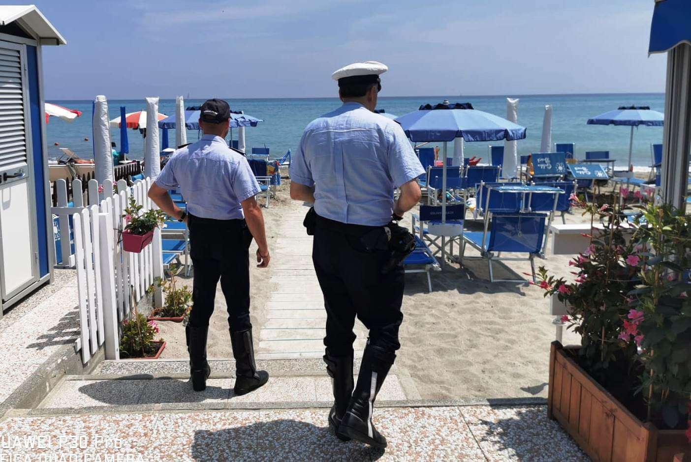 agenti spiaggia ceriale 2 polizia municipale
