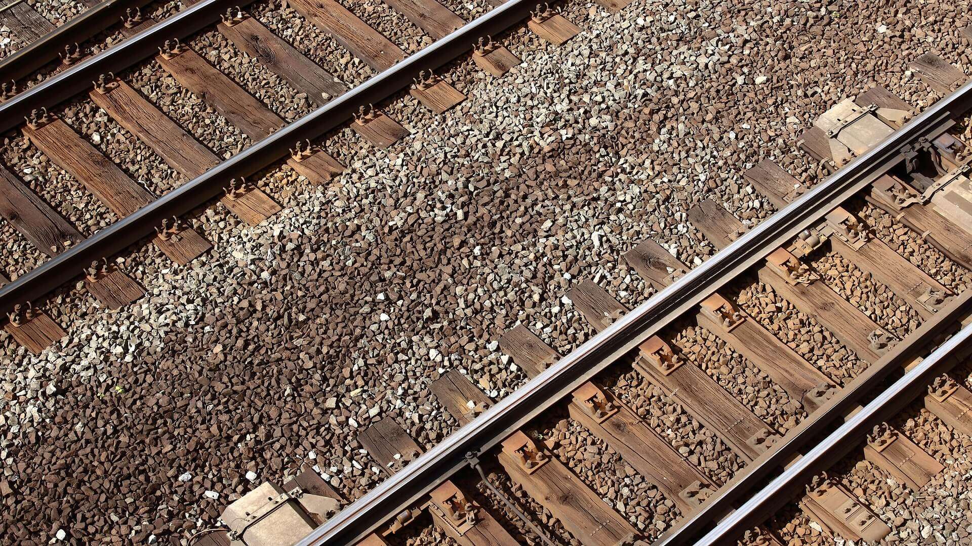 binari ferrovia treno