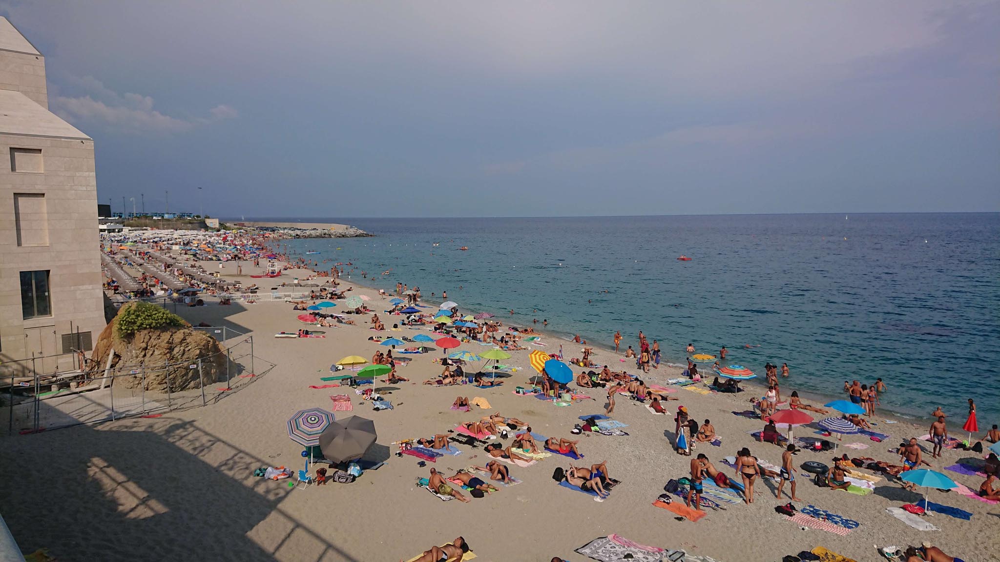 turismo mare spiaggia turisti bergeggi