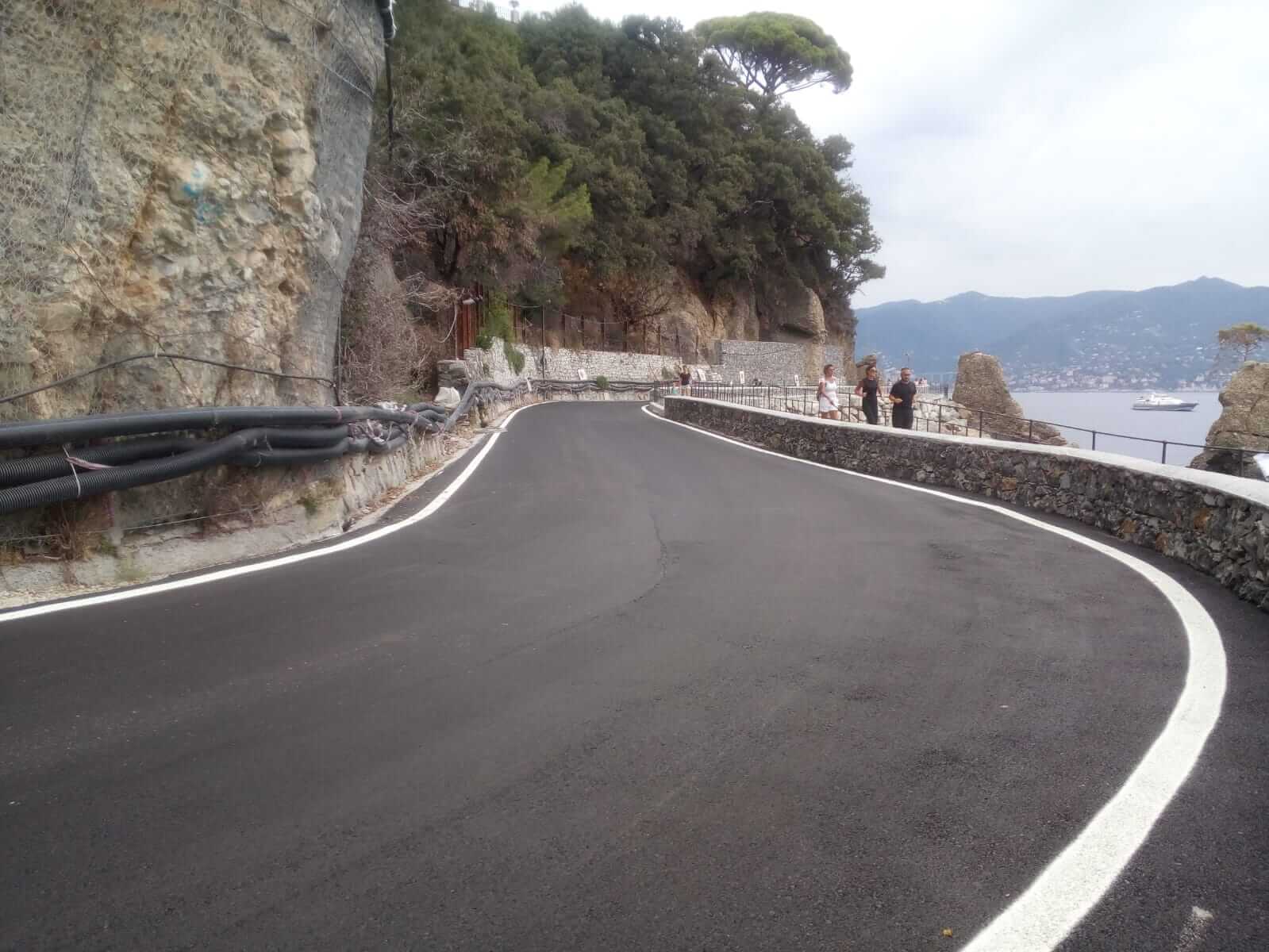 sp227 tracciatura segnaletica orizzontale e pedoni su passeggiata