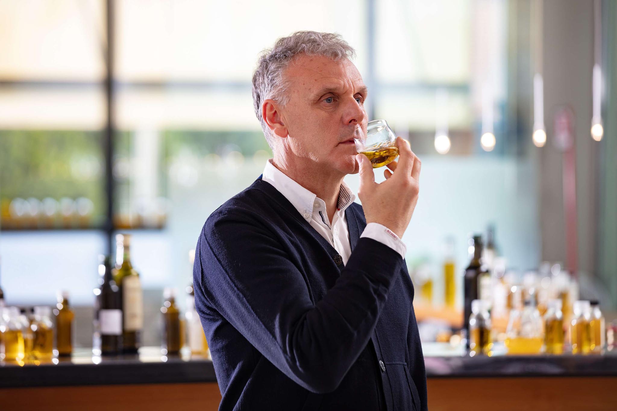 GINO DE ANDREIS MENTRE ASSAGGIA L’OLIO