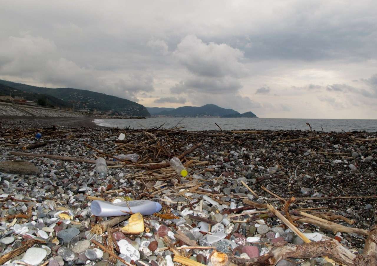 Arpa Ispra monitoraggio fondali mar ligure plastica