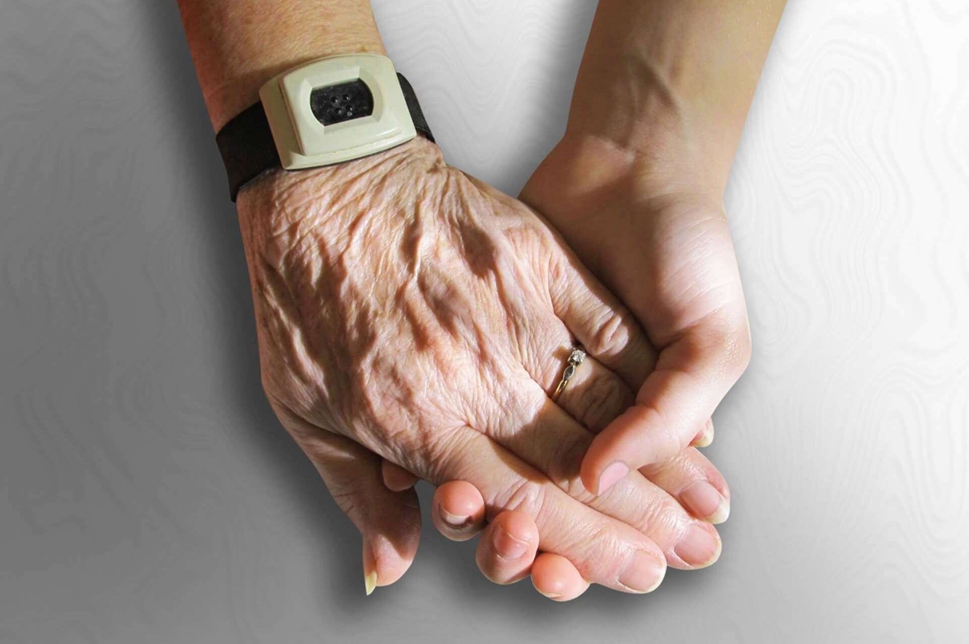 mani giovane anziano caregiver assistenza welfare