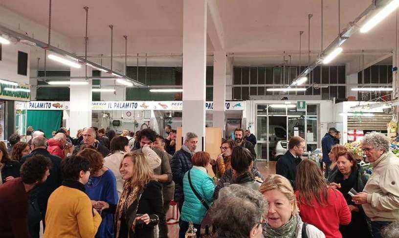 foto pubblico certosa mercato