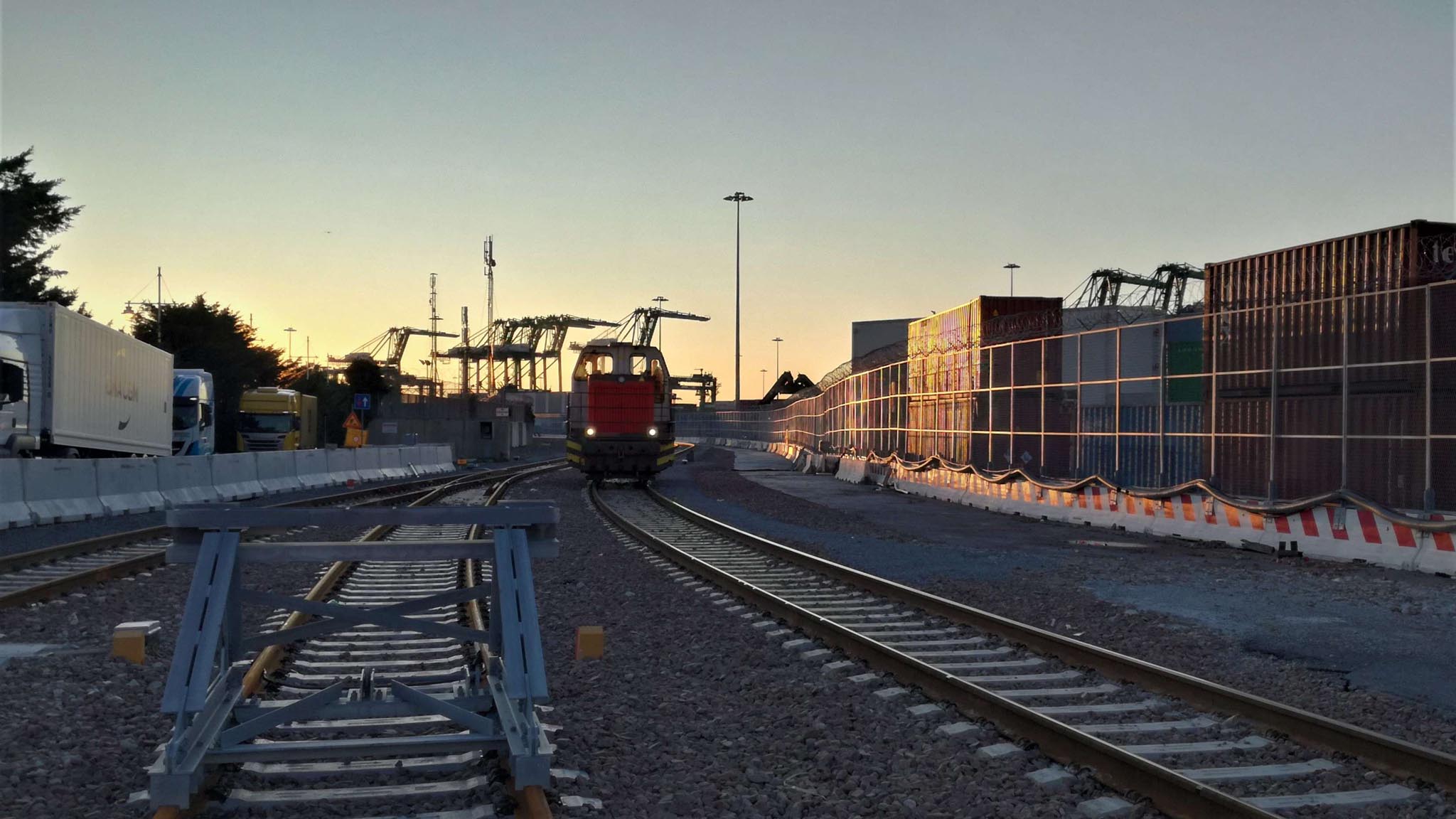 ferrovia, binari, scalo genova pra mare
