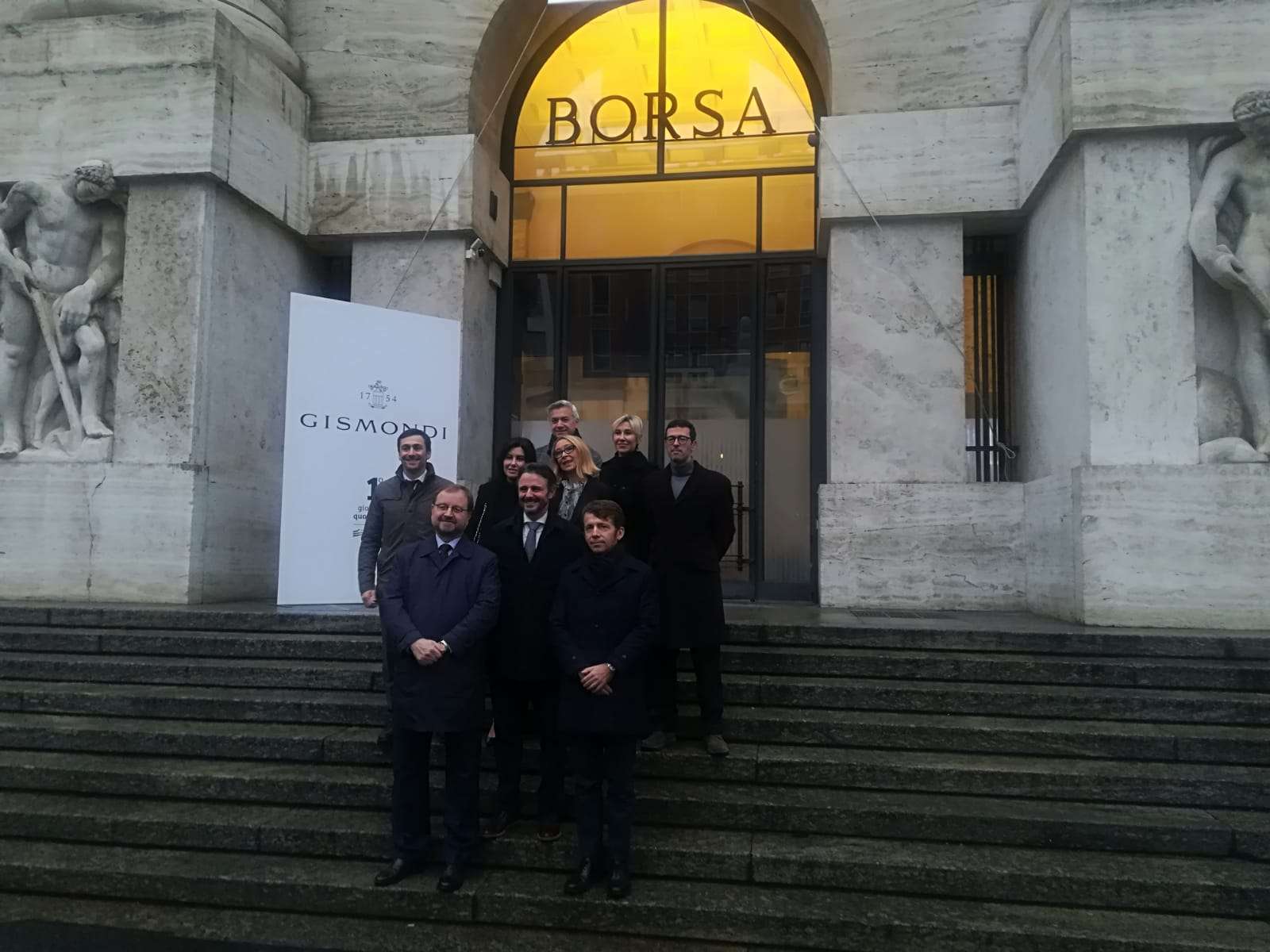 gismondi foto di gruppo davanti a borsa italiana
